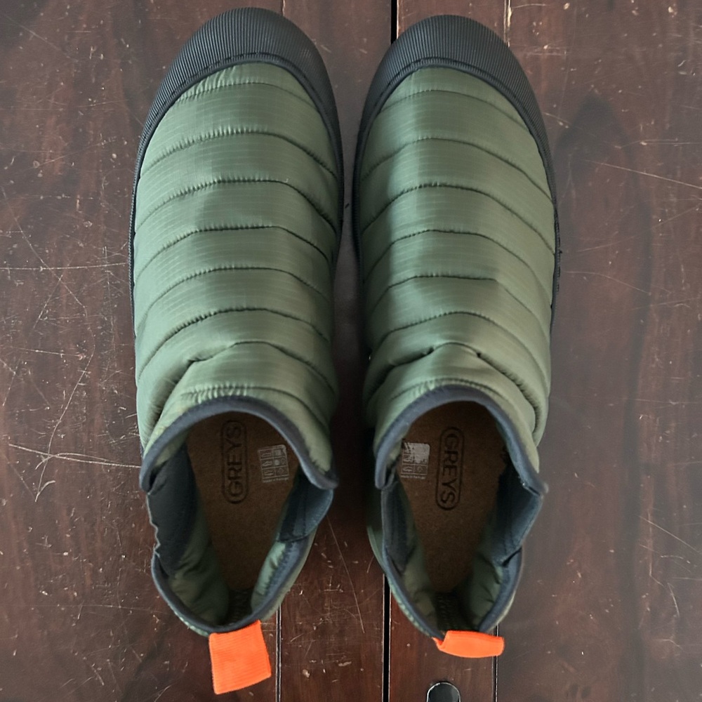 Men's All-Season Slipper Boot
Olive/Black
Size 9